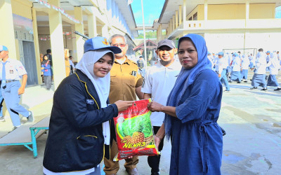 OSIS Serahkan Donasi Beras Kepada 10 Orang Siswa